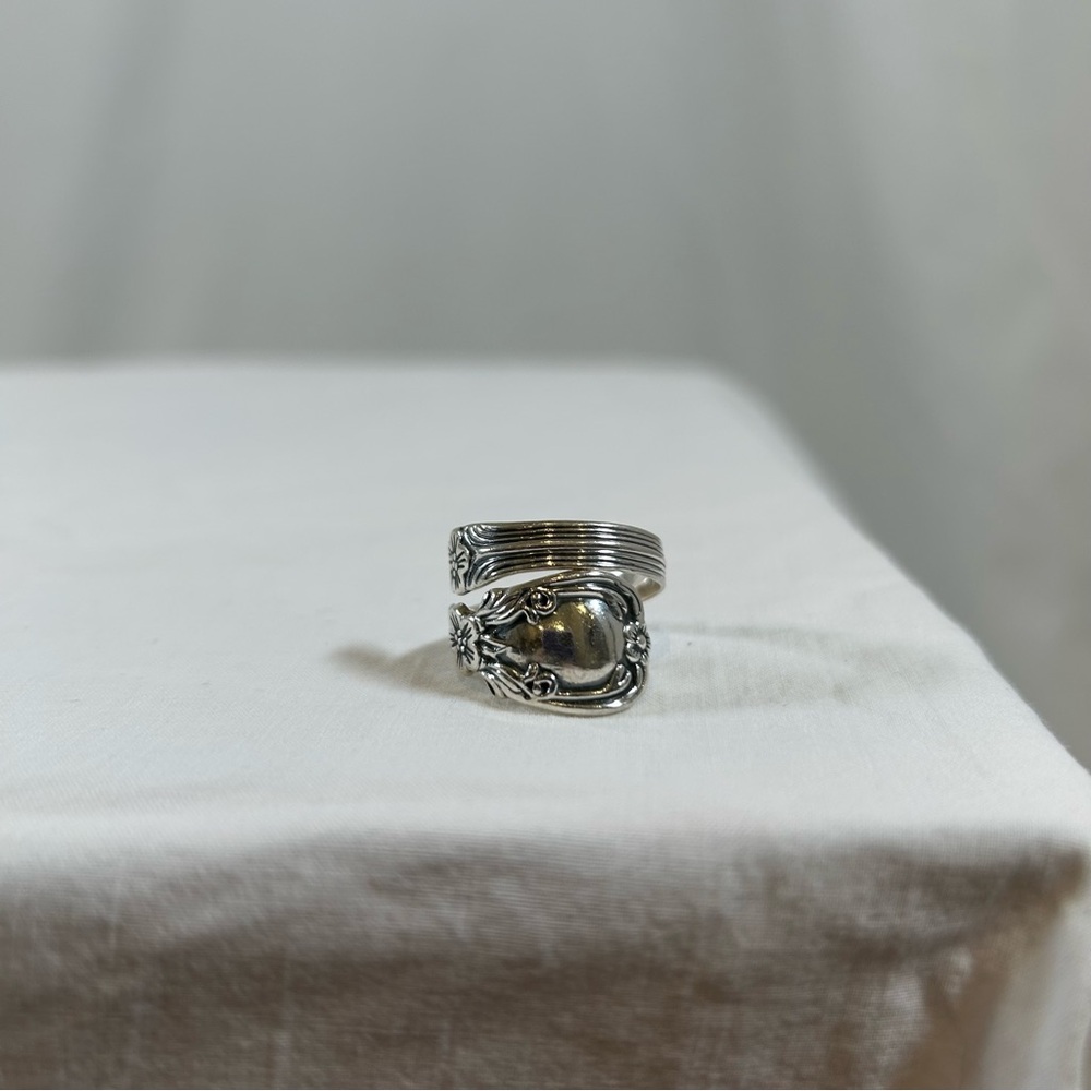Vintage 1990s Avon Sterling Silver Spoon Ring w/ Floral Details Adjustable - Picture 4 of 9